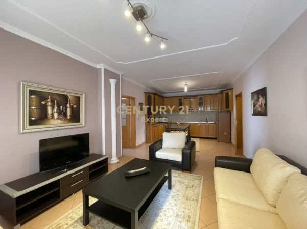 Tirane, jepet me qera apartament 2+1 Kati 10, 130 m² 800 € (Libri Universitar)