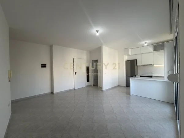 Tirane, jepet me qera apartament 2+1+Ballkon Kati 5, 89 m² 850 € (pallati me shigjeta)