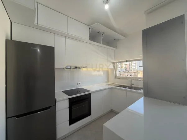 Tirane, jepet me qera apartament 2+1+Ballkon Kati 5, 89 m² 850 € (pallati me shigjeta)