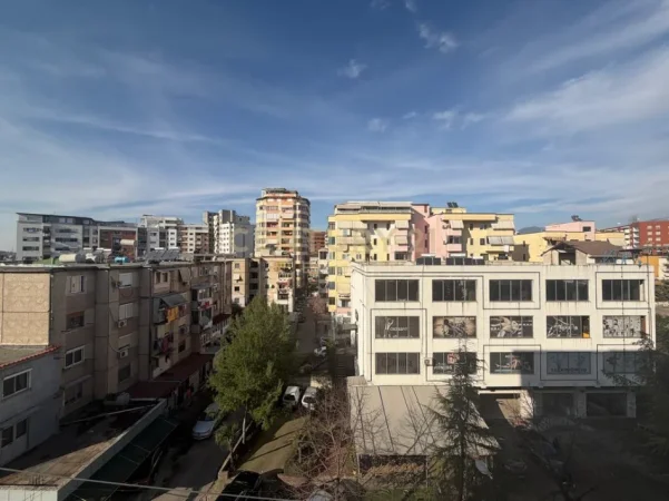 Tirane, jepet me qera apartament 2+1+Ballkon Kati 5, 89 m² 850 € (pallati me shigjeta)