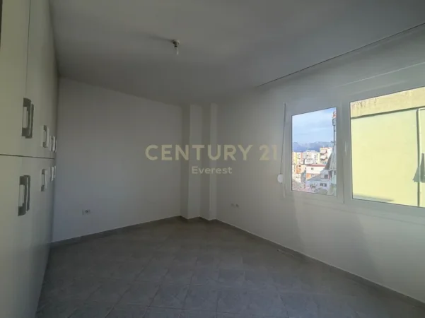 Tirane, jepet me qera apartament 2+1+Ballkon Kati 5, 89 m² 850 € (pallati me shigjeta)