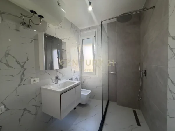 Tirane, jepet me qera apartament 2+1+Ballkon Kati 5, 89 m² 850 € (pallati me shigjeta)