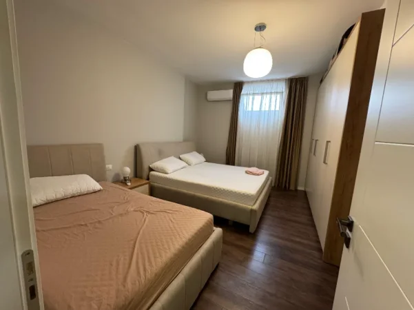Tirane, jepet me qera apartament 1+1 Kati 1,