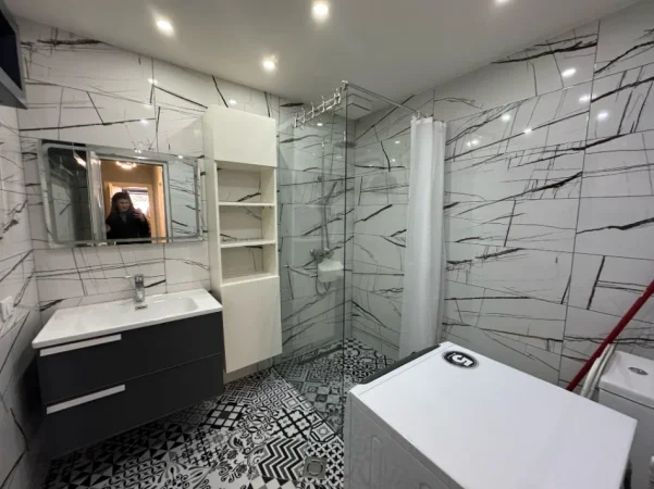 Tirane, jepet me qera apartament 1+1 Kati 1,