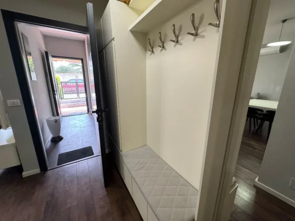 Tirane, jepet me qera apartament 1+1 Kati 1,