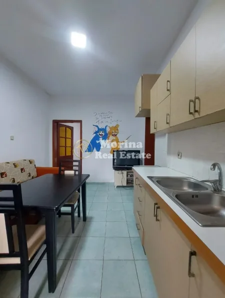Tirane, jepet me qera apartament 1+1 Kati 1, 35 m² 330 € (Rruga 5 Maji)