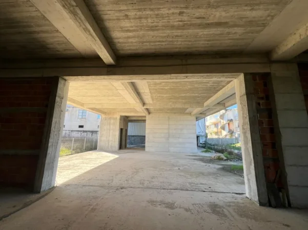 Tirane, jepet me qera magazine Kati 0, 2.000 m² 8.000 € (Bulevardi Blu)