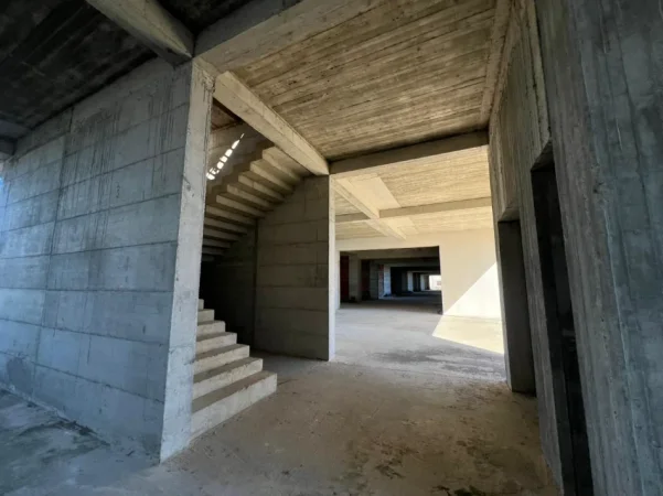 Tirane, jepet me qera magazine Kati 0, 2.000 m² 8.000 € (Bulevardi Blu)