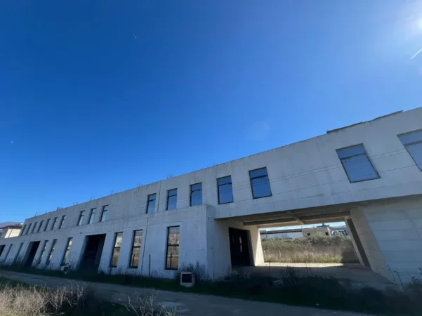 Tirane, jepet me qera magazine Kati 0, 2.000 m² 8.000 € (Bulevardi Blu)