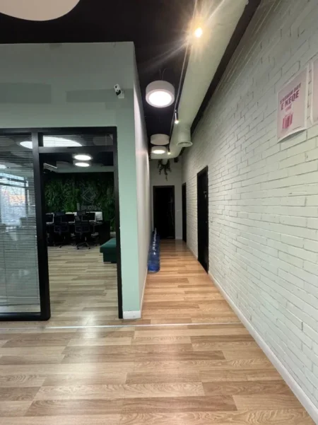 Tirane, jepet me qera ambjent biznesi Kati 1, 270 m² 2.000 € (TEK OZONI)