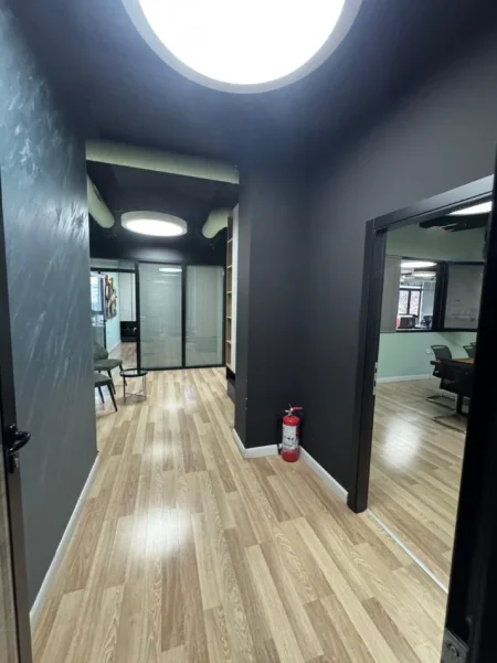 Tirane, jepet me qera ambjent biznesi Kati 1, 270 m² 2.000 € (TEK OZONI)