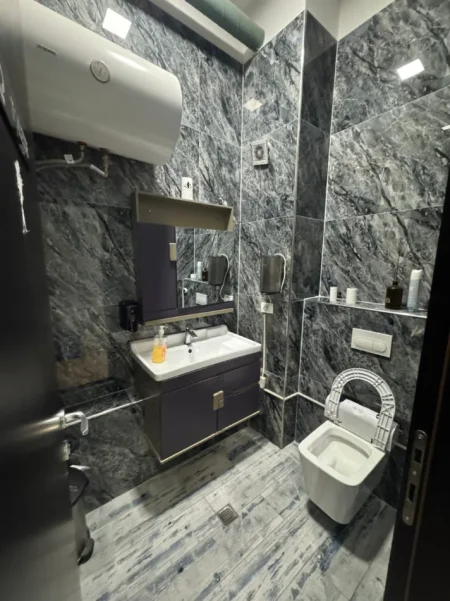 Tirane, jepet me qera ambjent biznesi Kati 1, 270 m² 2.000 € (TEK OZONI)