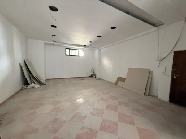 Tirane, jepet me qera ambjent biznesi Kati 1, 300 m² 2.000 € (Prane Ministrise se Jashtme)