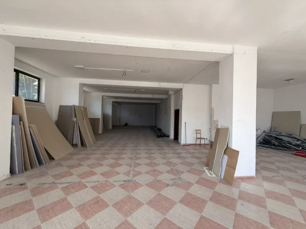 Tirane, jepet me qera ambjent biznesi Kati 1, 300 m² 2.000 € (Prane Ministrise se Jashtme)