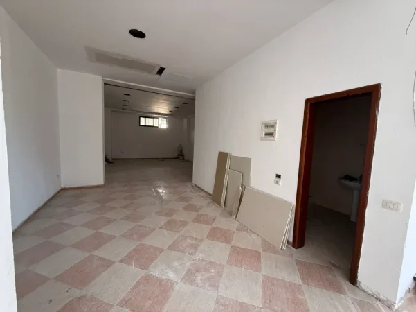 Tirane, jepet me qera ambjent biznesi Kati 1, 300 m² 2.000 € (Prane Ministrise se Jashtme)