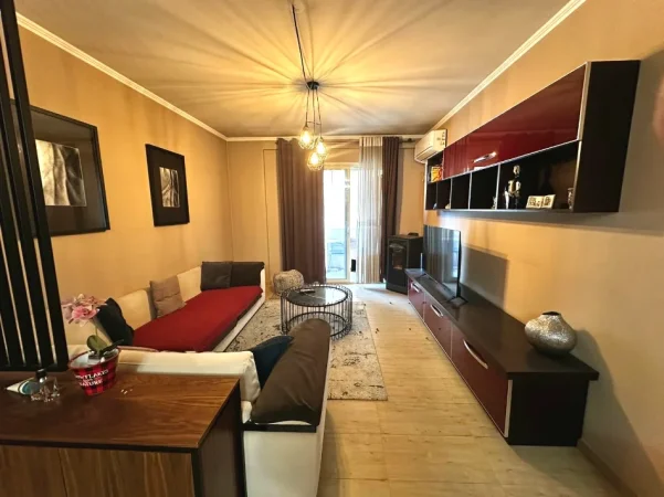 Tirane, jepet me qera apartament 2+1+Ballkon Kati 4, 95 m² 