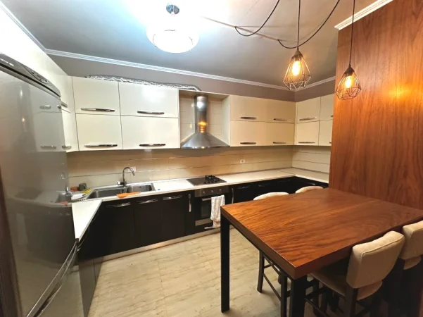 Tirane, jepet me qera apartament 2+1+Ballkon Kati 4, 95 m² 