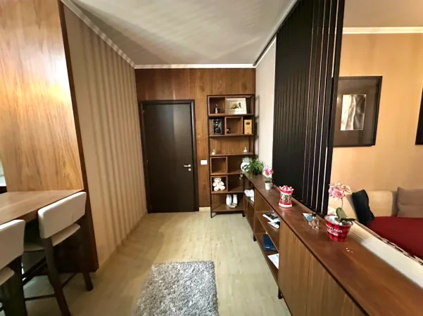 Tirane, jepet me qera apartament 2+1+Ballkon Kati 4, 95 m² 