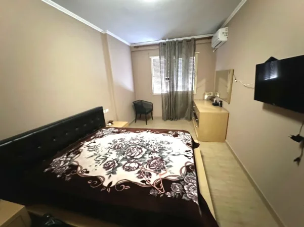 Tirane, jepet me qera apartament 2+1+Ballkon Kati 4, 95 m² 