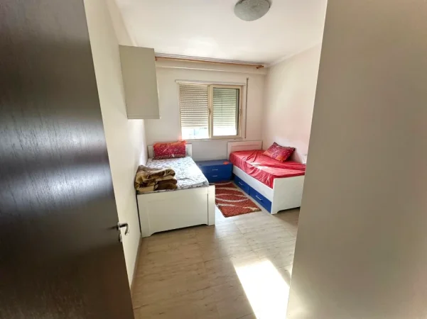 Tirane, jepet me qera apartament 2+1+Ballkon Kati 4, 95 m² 