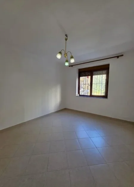 Tirane, jepet me qera ambjent biznesi Kati 1, 63 m² 950 € 