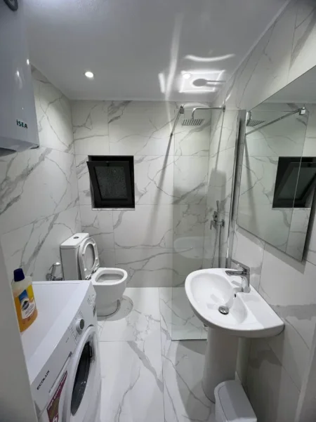 Tirane, jepet me qera apartament 2+1 Kati 1, 60 m² 350 €