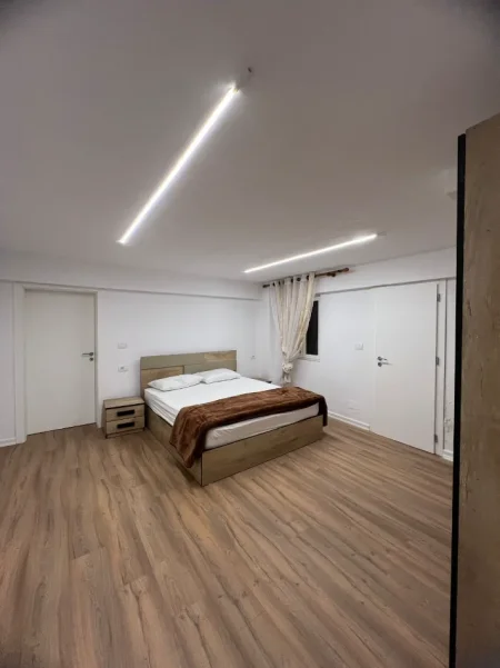 Tirane, jepet me qera apartament 2+1 Kati 1, 60 m² 350 €