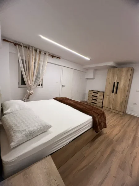 Tirane, jepet me qera apartament 2+1 Kati 1, 60 m² 350 €