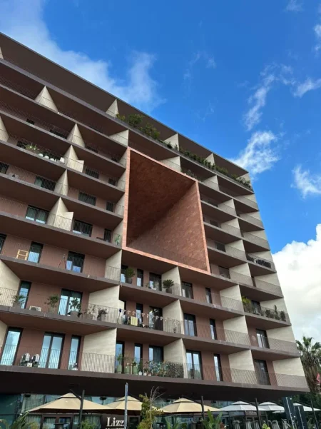 Tirane, jepet me qera apartament 2+1+Aneks+Ballkon Kati 8, 156 m² 2.000 € 