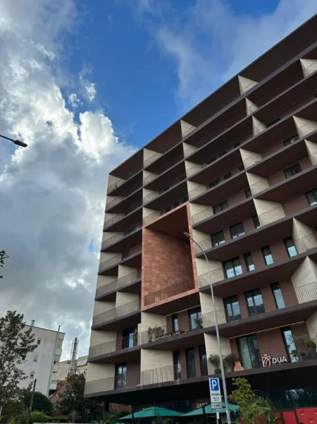 Tirane, jepet me qera apartament 2+1+Aneks+Ballkon Kati 8, 156 m² 2.000 € 