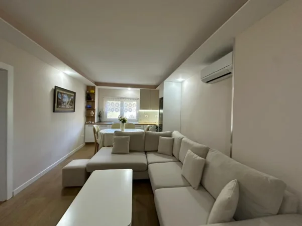 Tirane, jepet me qera apartament 1+1 Kati 1, 75 m² 800 € (Komuna e Parisit)