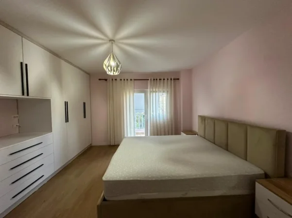 Tirane, jepet me qera apartament 1+1 Kati 1, 75 m² 800 € (Komuna e Parisit)