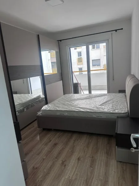 Tirane, jepet me qera apartament 1+1+Ballkon Kati 2, 70 m² 600 € (Laprake)