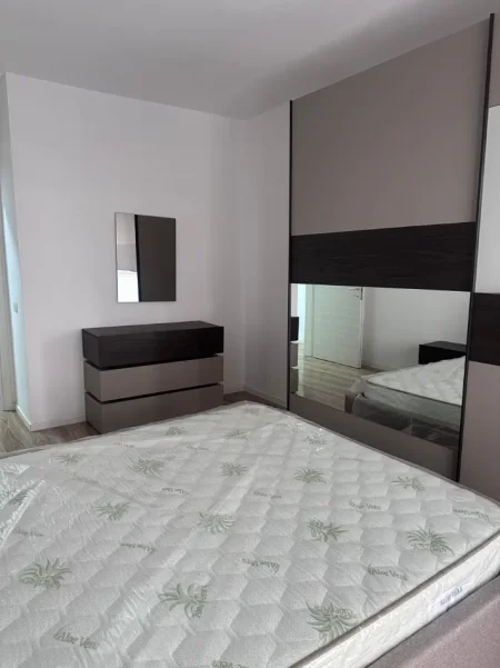 Tirane, jepet me qera apartament 1+1+Ballkon Kati 2, 70 m² 600 € (Laprake)