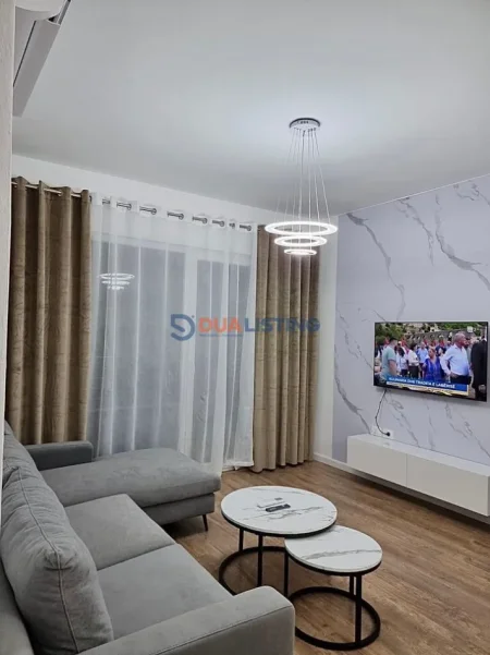 Tirane, jepet me qera apartament 1+1 , 70 m² 850 € (Komuna e Parisit)