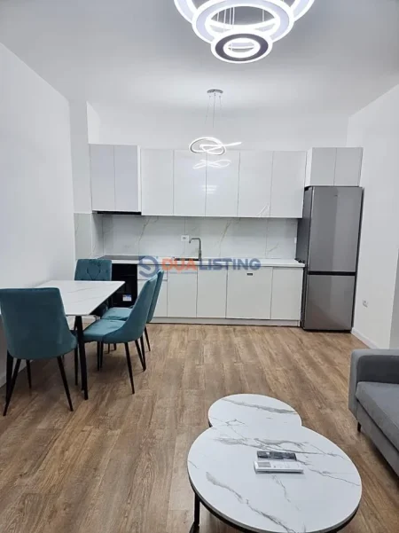 Tirane, jepet me qera apartament 1+1 , 70 m² 850 € (Komuna e Parisit)