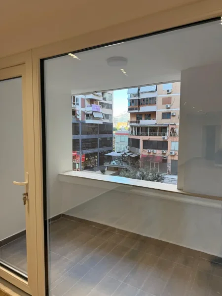 Tirane, jepet me qera ambjent biznesi Kati 2, 60 m² 800 € 