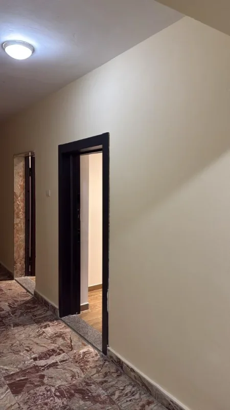 Tirane, jepet me qera ambjent biznesi Kati 2, 60 m² 800 € 