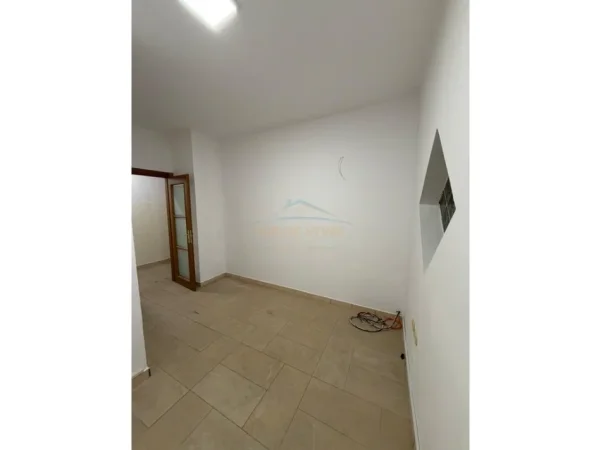 Tirane, shitet apartament 2+1 Kati 3, 104 m² 299.000 € (Rruga e Kavajes)