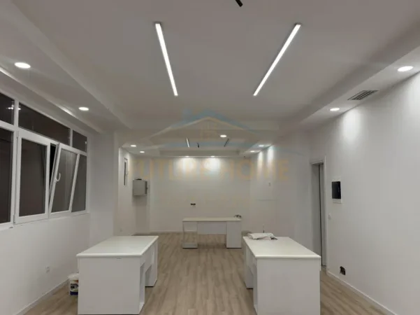 Tirane, jepet me qera ambjent biznesi Kati 0, 75 m² 700 € (Brryli)