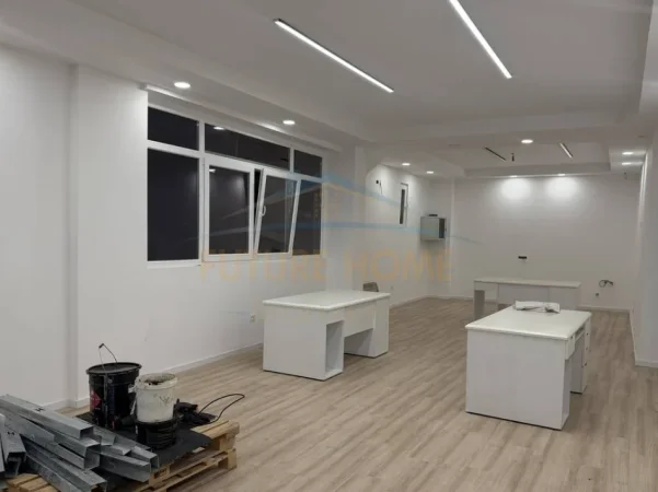 Tirane, jepet me qera ambjent biznesi Kati 0, 75 m² 700 € (Brryli)