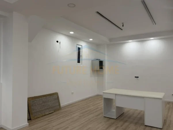 Tirane, jepet me qera ambjent biznesi Kati 0, 75 m² 700 € (Brryli)