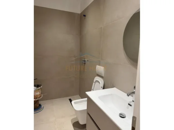 Tirane, jepet me qera ambjent biznesi Kati 0, 75 m² 700 € (Brryli)