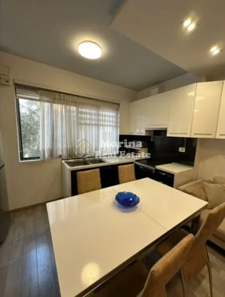 Tirane, jepet me qera apartament 1+1 Kati 2, 62 m² 550 € (Brryli)