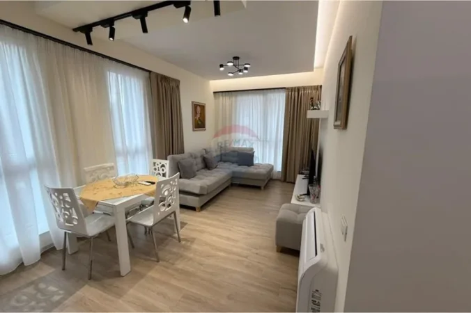 Tirane, jepet me qera apartament 1+1+Ballkon Kati 3, 50 m² 700 € (Rruga Muhamet Gjollesha)