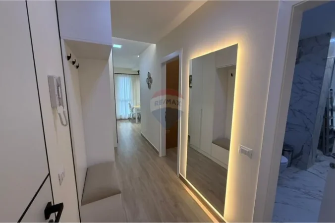 Tirane, jepet me qera apartament 1+1+Ballkon Kati 3, 50 m² 700 € (Rruga Muhamet Gjollesha)
