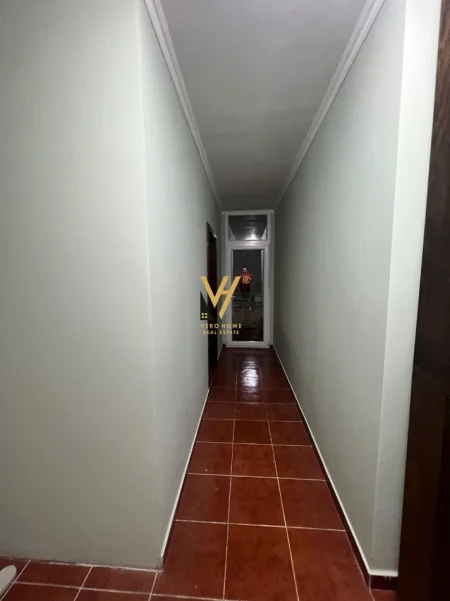 Tirane, jepet me qera apartament 1+1+Ballkon Kati 1, 70 m² 500 € (KOMUNA E PARISIT)