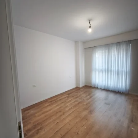 Tirane, jepet me qera 2+1+Ballkon , 