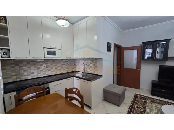 Tirane, jepet me qera apartament 1+1 Kati 2, 62 m² 450 € (XHAMLLIKU)