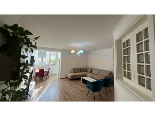 Tirane, jepet me qera apartament 3+1 Kati 3, 116 m² 1.200 € (pazari i ri)